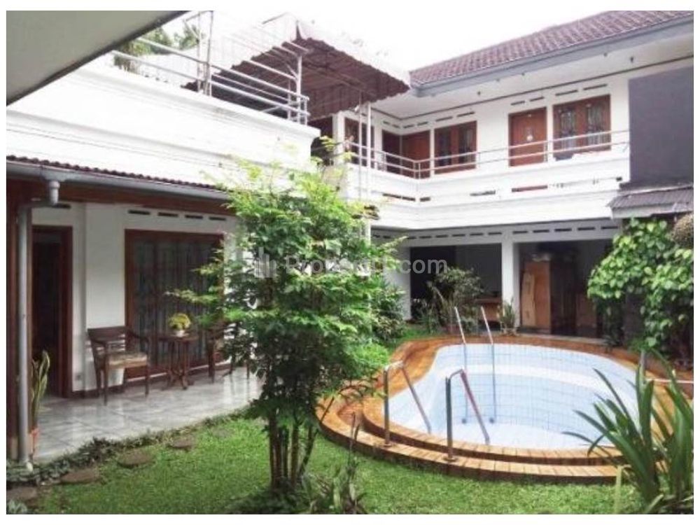 Dijual Cepat Rumah Lama Terpelihara di Jalan Bagusrangin Kota Bandung, Ada Kolam Renang, Kamar Kost, Halaman Luas