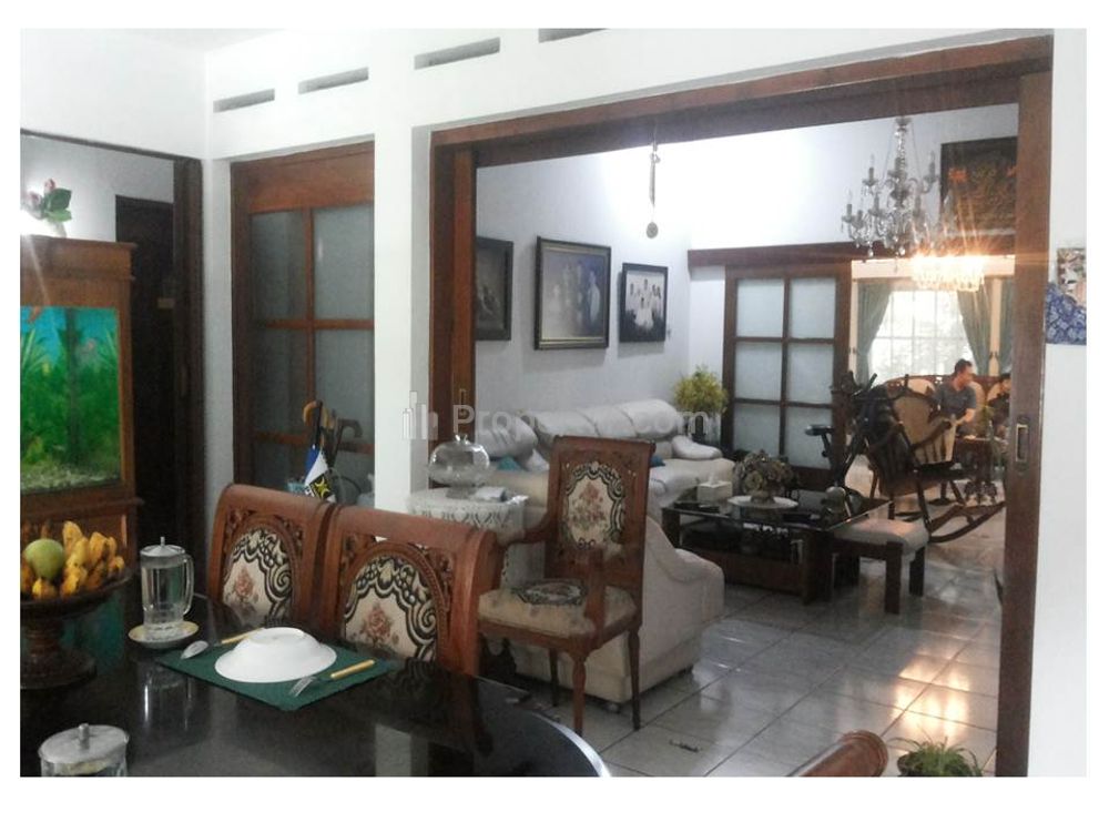 Dijual Cepat Rumah Lama Terpelihara di Jalan Bagusrangin Kota Bandung, Ada Kolam Renang, Kamar Kost, Halaman Luas