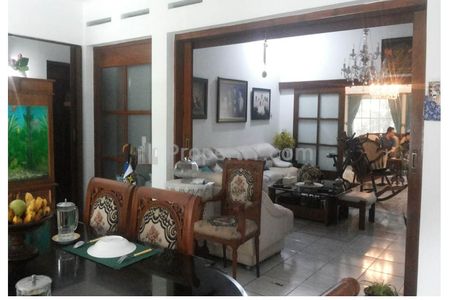 Dijual Cepat Rumah Lama Terpelihara di Jalan Bagusrangin Kota Bandung, Ada Kolam Renang, Kamar Kost, Halaman Luas