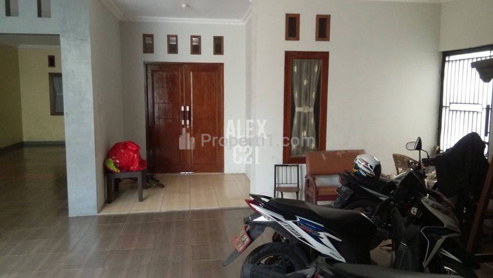 Dijual Rumah Hunian 3 Lantai Hook di Tanjung Barat, Jagakarsa, Jakarta Selatan