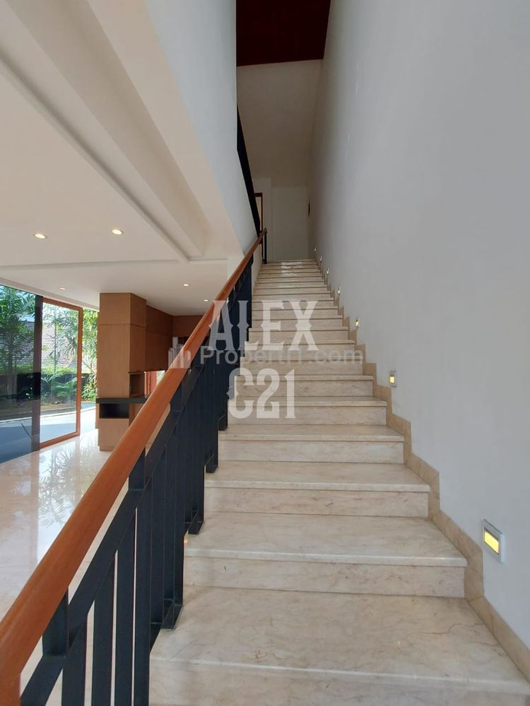 Dijual Rumah Mewah Desain Modern Tropis di Area Kuningan Jakarta Selatan, Ada Kolam Renang