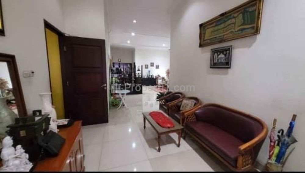 Dijual Rumah Mewah dan Strategis di Gayungsari, Surabaya