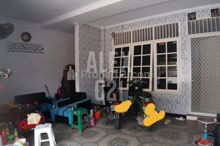 Dijual Rumah 3 Lantai Semi Furnished di Daan Mogot Estate Jakarta Barat
