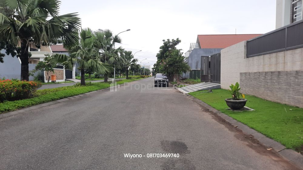 Dijual Rumah Surabaya Timur Mewah dan Istimewa Puri Galaxy dengan 9 Kamar Tidur 5 Kamar Mandi Carport 9 Mobil Rooftop Cor Bisa Jadi Tempat Olah Raga