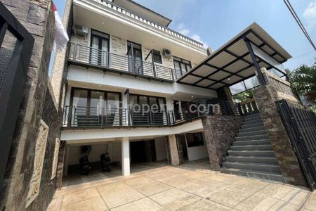 Dijual Rumah Konsep Modern Mix Glasshouse 3 Lantai Area BSD Tangerang