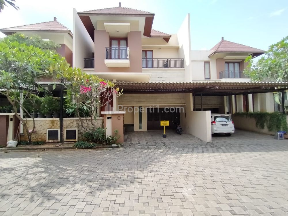 Disewakan Town House Minimalis di Pejaten Lengkap dengan Private Pool Kondisi Fully Furnished