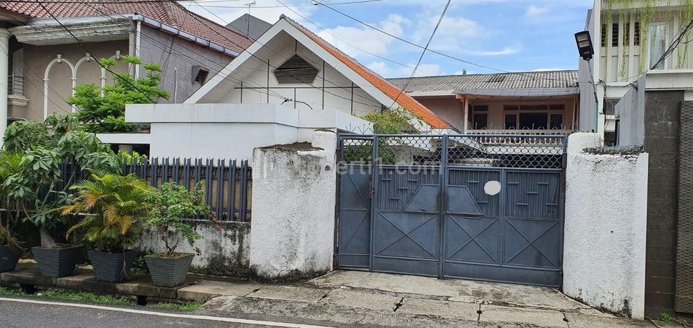 Dijual Rumah Bangunan Tua Hitung Tanah 1750 m2 di Kuningan Jakarta Selatan
