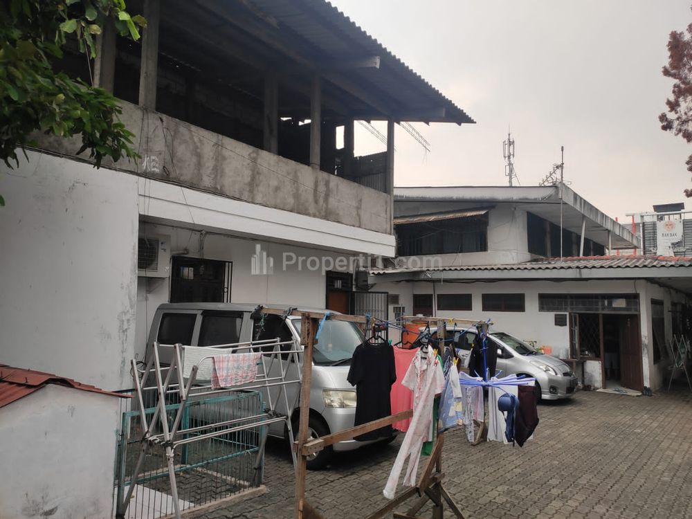 Dijual Rumah Bangunan Tua Hitung Tanah 862 m2 di Kebon Jeruk, Jakarta Barat