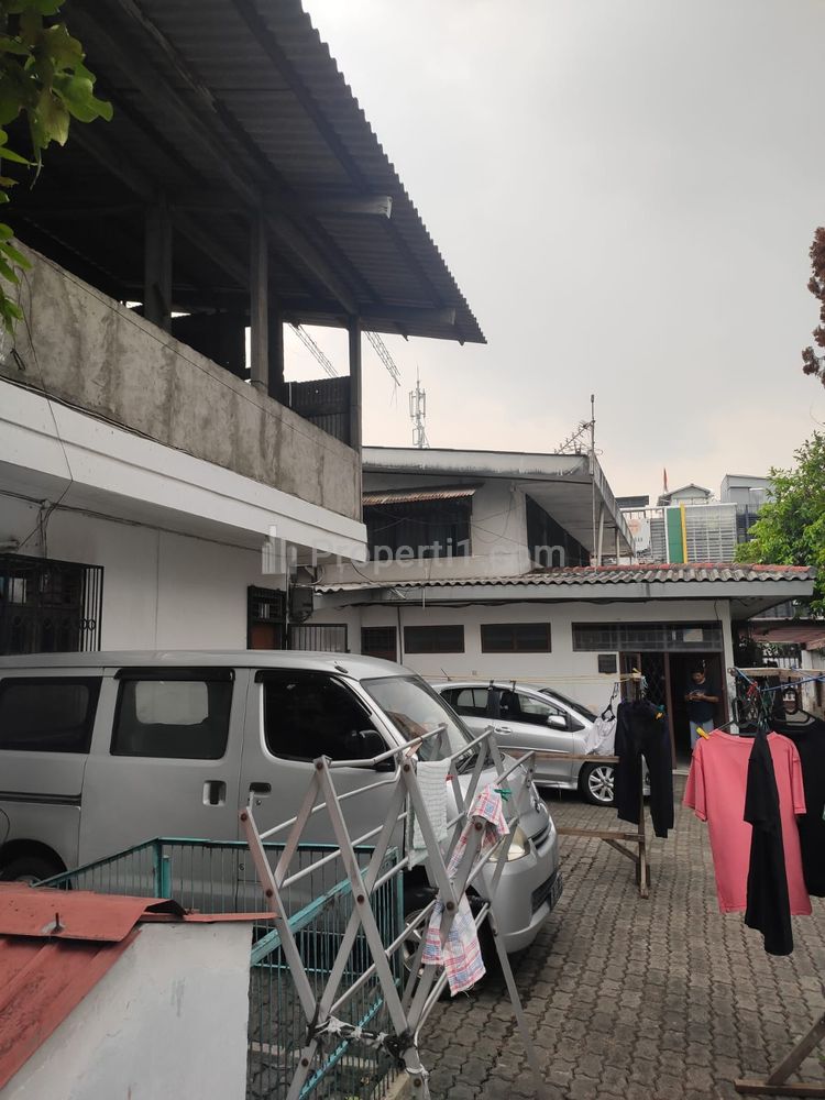 Dijual Rumah Bangunan Tua Hitung Tanah 862 m2 di Kebon Jeruk, Jakarta Barat