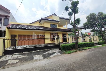Dijual Rumah Besar Luas Tanah 592 m2 Posisi Hook di Komplek Bintaro Jaya Sektor 3, Tangerang Selatan