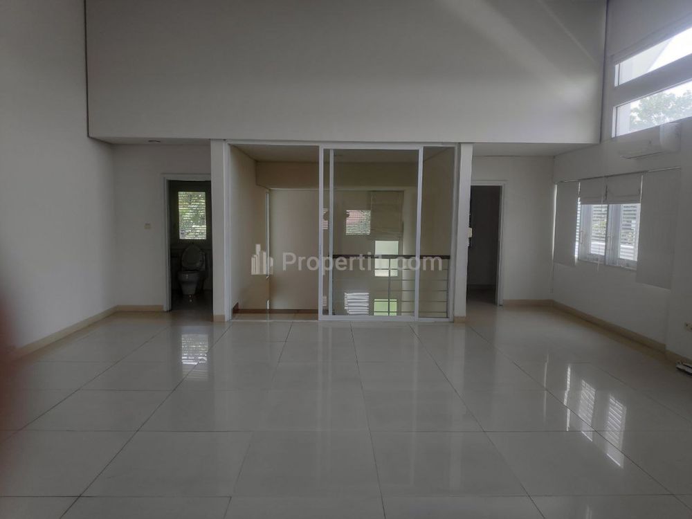Disewa Rumah Mewah Luas LT 589 m2, Fasilitas Swimming Pool di Dalam Komplek Pondok Indah, Jakarta Selatan