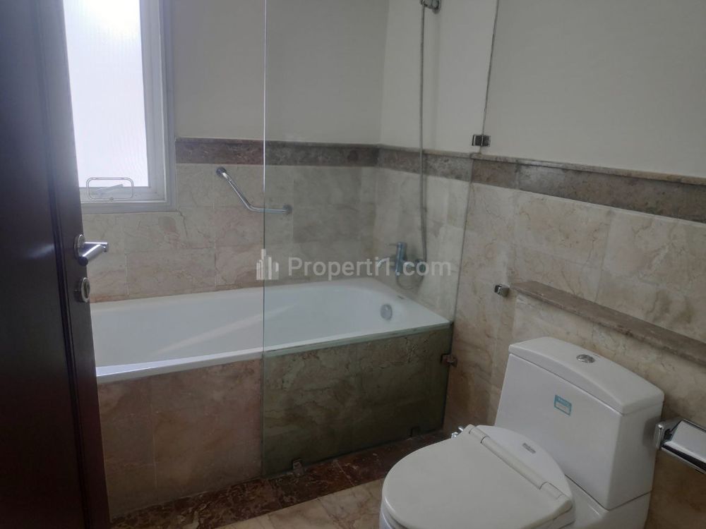 Disewa Rumah Mewah Luas LT 589 m2, Fasilitas Swimming Pool di Dalam Komplek Pondok Indah, Jakarta Selatan