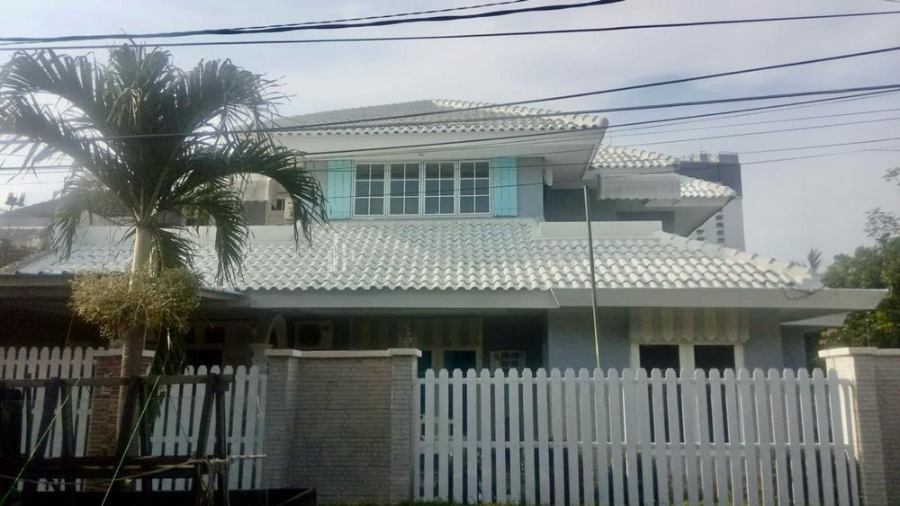 Rumah Dijual Dalam Komplek Lokasi Strategis Dekat MRT Lebak Bulus, Jakarta Selatan