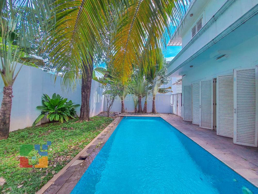 Dijual Rumah Komplek LT 247 m2, Swimming Pool, Kemang Barat, Jakarta Selatan