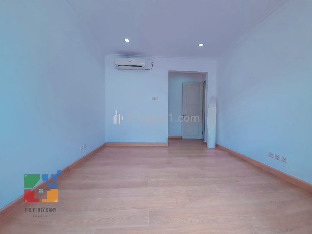 Dijual Rumah Komplek LT 247 m2, Swimming Pool, Kemang Barat, Jakarta Selatan