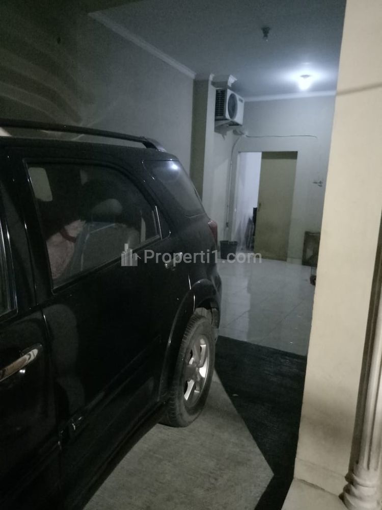 Garasi muat dua mobil