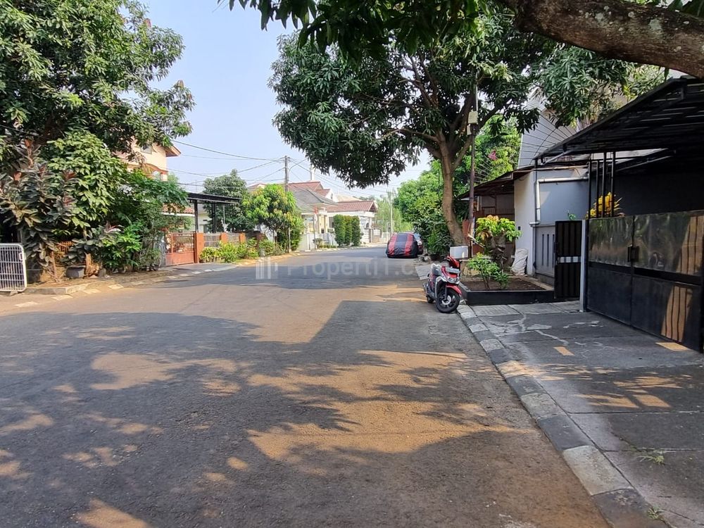 Dijual Rumah Akses Strategis di Anggrek Loka Graha Raya