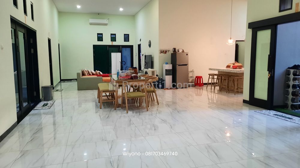 Jual Rumah dengan 4 Halaman Terbuka di Dharmahusada Indah Surabaya Timur dekat Rumah Sakit Universitas Mall Sekolah Kuliner dan Tempat Ibadah