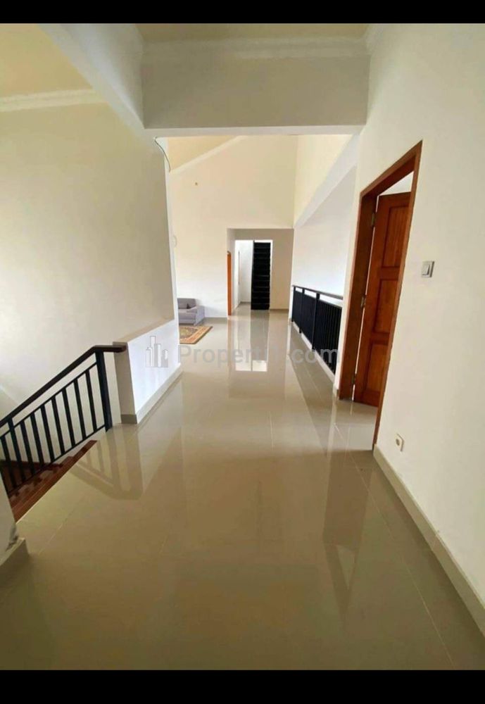 Dijual Rumah Mewah 2 Lantai Semi Furnished dekat Kampus UGM Jalan Kaliurang Km 7 Yogyakarta