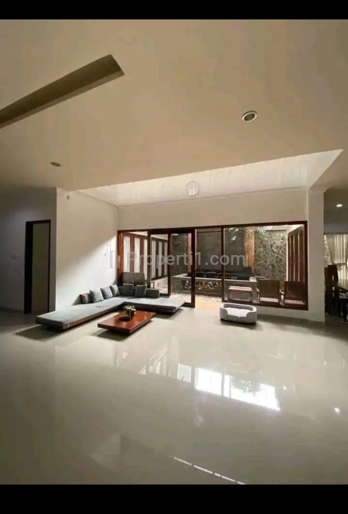 Dijual Rumah Mewah 2 Lantai Semi Furnished dekat Kampus UGM Jalan Kaliurang Km 7 Yogyakarta