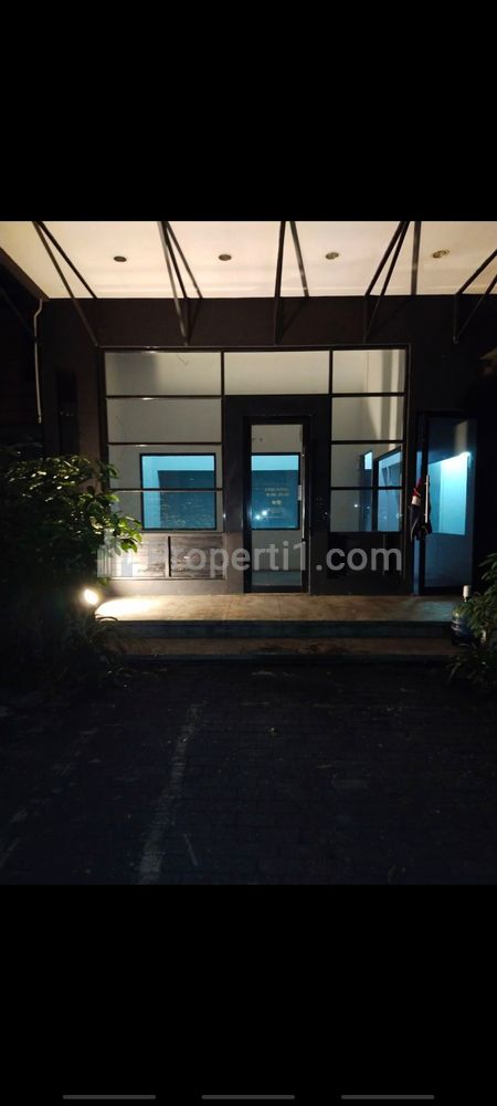 Dijual/Disewakan Rumah Pinggir Jalan di Daerah Veteran Bintaro Jakarta Selatan