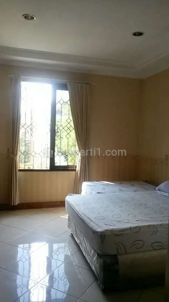 Jual Rumah Pinggir Jalan Raya, 150 meter ke Kampus Binus Kemanggisan Jakarta Barat