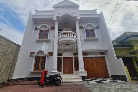 Dijual Rumah Mewah Eropa Modern 3 Lantai Rooftop di Perum Jl. Godean Km 6,5 Sleman Yogyakarta