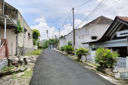 Jual Rumah Tua Hitung Tanah Saja di Sawunggaling Banyumanik Semarang