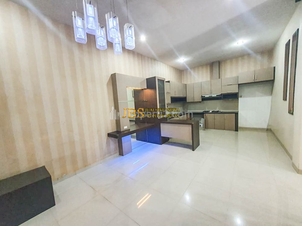 Dijual Rumah 2,5 Tingkat Siap Huni Full Furnished di Komplek Cemara Asri Jalan Azalea IV Medan