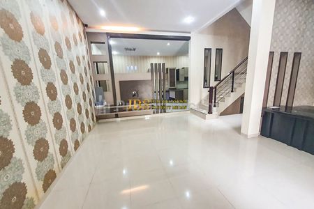 Dijual Rumah 2,5 Tingkat Siap Huni Full Furnished di Komplek Cemara Asri Jalan Azalea IV Medan