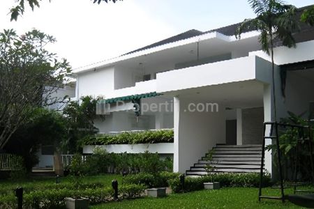 Disewakan Rumah Besar Cocok Untuk Office, Space Parking Luas, Lokasi Kemang Jakarta Selatan