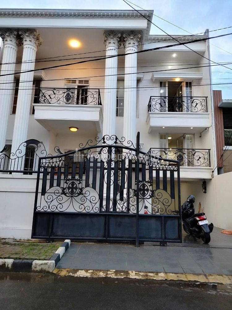 Rumah Dijual 2 Lantai Dalam Komplek Dekat dengan Tol Jatibening dan LRT di Bekasi Selatan