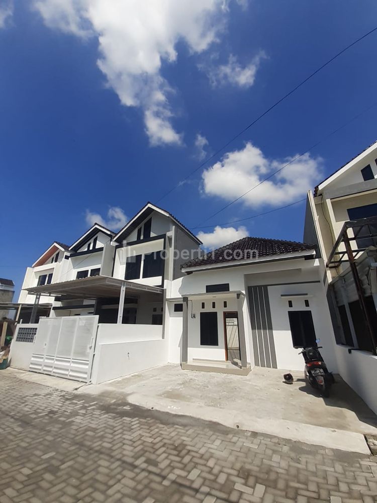 Jual Rumah 1 Lantai Mewah Murah di Kawasan Padat Gumpang Kartasura dekat RS UNS