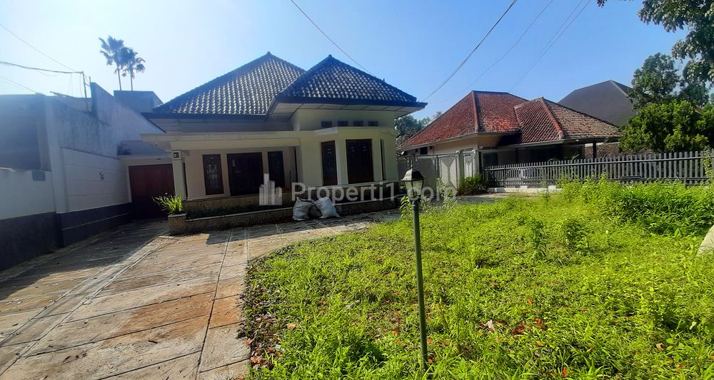 Disewakan Rumah Belanda Bersih dan Terawat untuk Komersial di Jalan Surya Kencana Dago Bandung