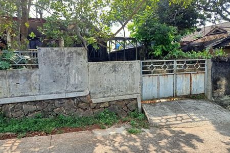 Dijual Cepat  Rumah Lama Hitung Tanah di Beji Timur, Depok