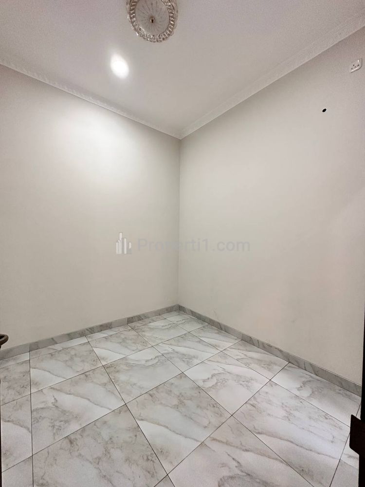 Dijual Rumah Baru 2,5 Lantai Siap Huni American Clasic Style Bebas Banjir di Jatiwaringin Pondok Gede Bekasi