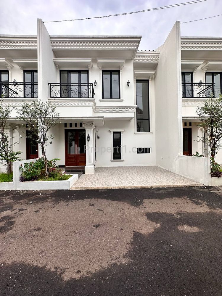 Dijual Rumah Baru 2,5 Lantai Siap Huni American Clasic Style Bebas Banjir di Jatiwaringin Pondok Gede Bekasi