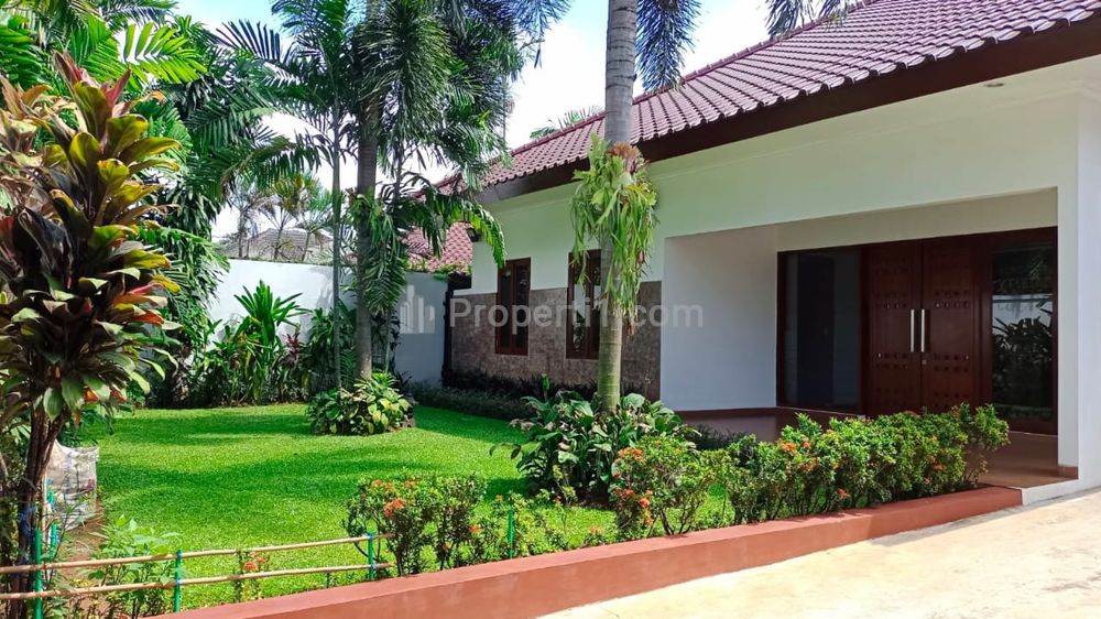 Sewa Rumah Mewah dengan Kolam Renang di Kemang, Jakarta Selatan