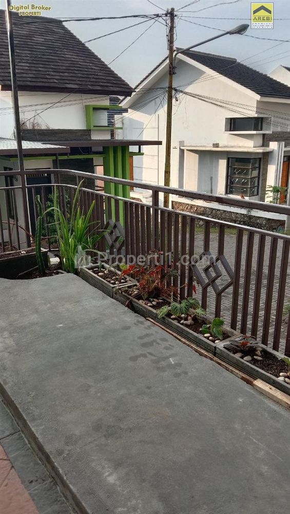 Jual / Take Over Rumah Hoek Siap Huni Termurah Asri dan Nyaman Selangkah Ke Kota Cimahi