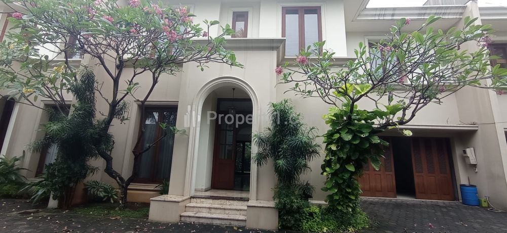 Disewakan Rumah dengan Taman & Pool di Jl. Kecapi, Kemang, Jakarta Selatan