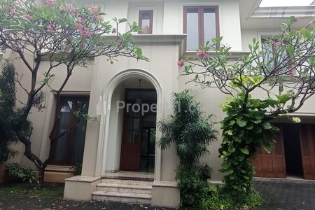 Disewakan Rumah dengan Taman & Pool di Jl. Kecapi, Kemang, Jakarta Selatan