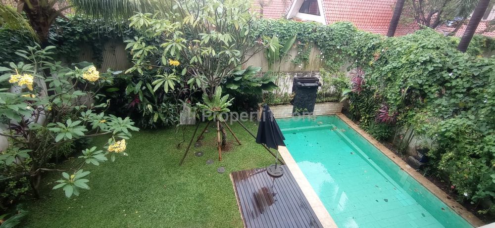 Disewakan Rumah dengan Taman & Pool di Jl. Kecapi, Kemang, Jakarta Selatan