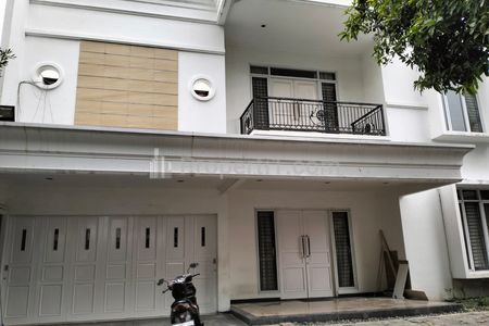 Disewakan Rumah Besar dengan Pool di Jl. Gaharu Cilandak Jakarta Selatan