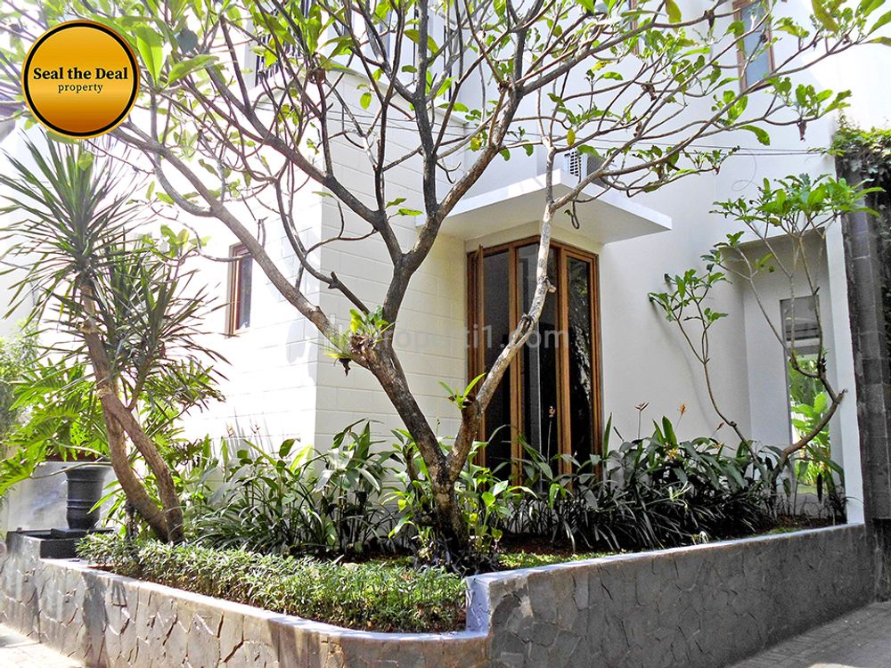 Disewakan Rumah 5+2 Kamar Tidur di Kemang Jakarta Selatan, Ada Kolam Renang STD412