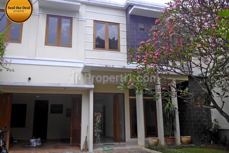 Disewakan Rumah 4+2 Kamar di Kemang Jakarta Selatan STD186