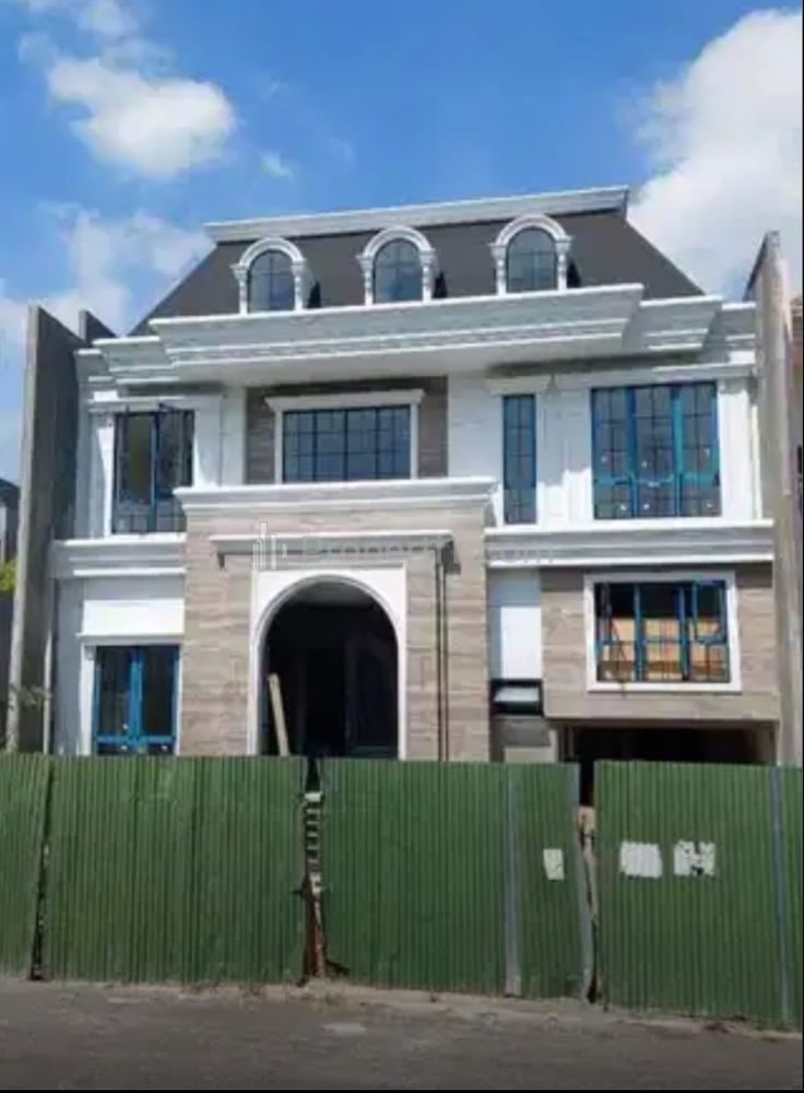Dijual Rumah Baru Pakuwon Indah Sby NEW American Classic Lantai MARMER Bonus SEMI Furniture Dekat Graha Family, Bukit Darmo Golf, Citraland, Pakuwon