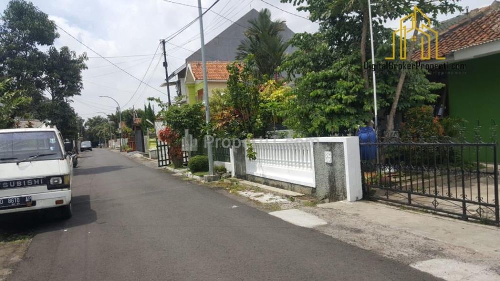 Jual Cepat dan Murah Rumah Tua dengan Tanah Luas Lokasi Nyaman dan Tenang Strategis di Sayap Turangga Bandung