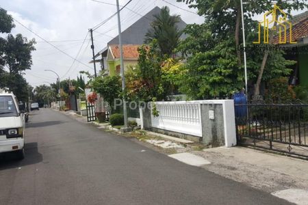 Jual Cepat dan Murah Rumah Tua dengan Tanah Luas Lokasi Nyaman dan Tenang Strategis di Sayap Turangga Bandung