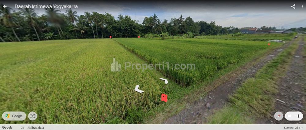 Bagian depan berbatasan langsung dengan jalan lingkungan, sudah ada bangunan permanen di sekitar lokasi