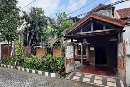 Rumah Dijual Classic Kuno Strategis di Satelit Indah Surabaya Barat